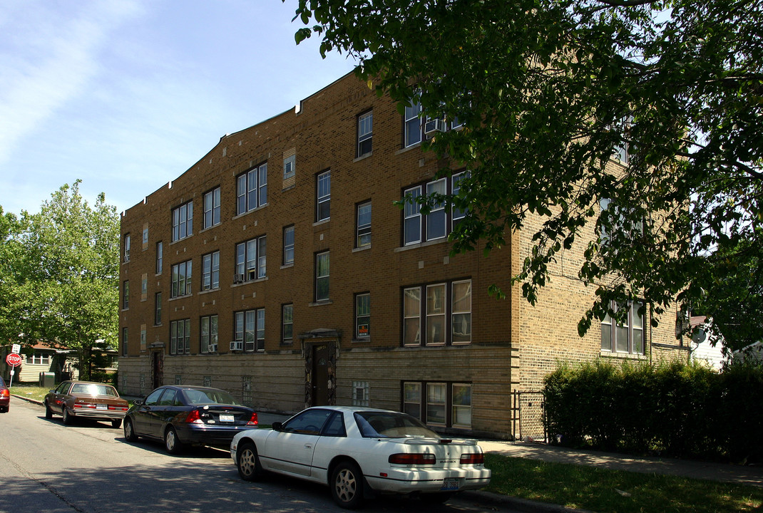 4747 W Roscoe Ave in Chicago, IL - Foto de edificio