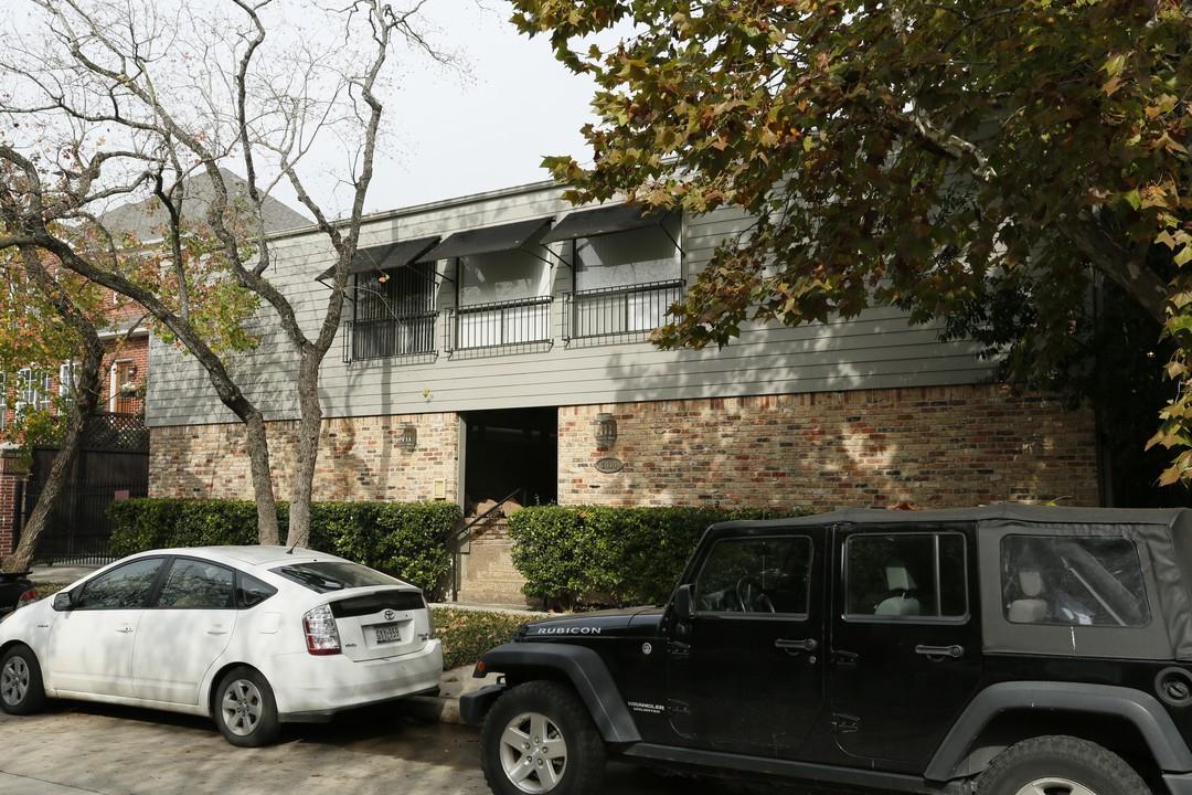 Castle Court in Houston, TX - Building Photo