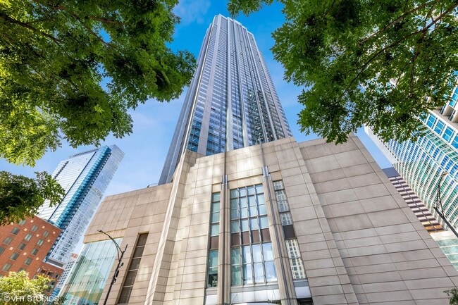 property at 512 N McClurg Ct