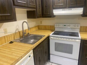 335 W Laurel Dr in Margate, FL - Building Photo - Building Photo