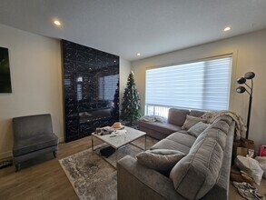 4423 Bowness Rd NW in Calgary, AB - Building Photo - Building Photo
