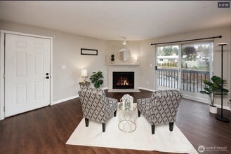 16817 Larch Way in Lynnwood, WA - Building Photo - Building Photo
