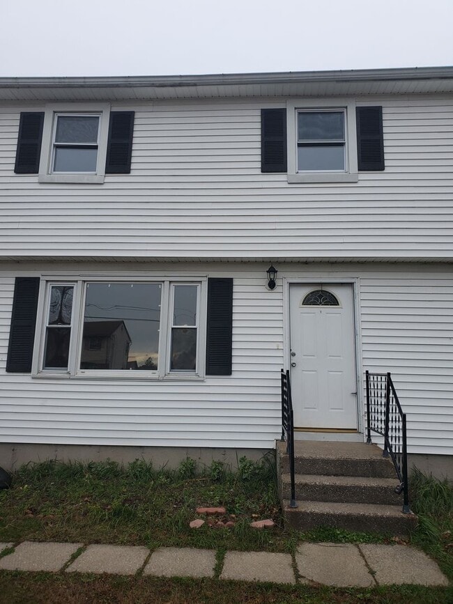 131-133 Rethal St in Southington, CT - Building Photo - Building Photo