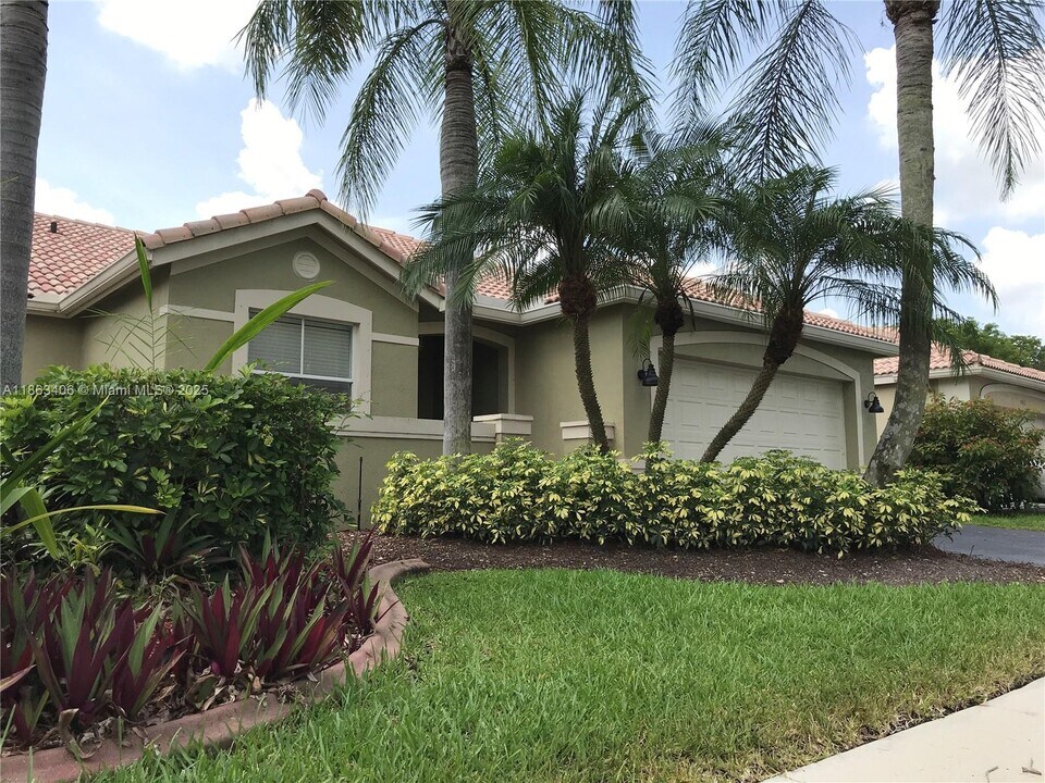 4265 Pine Ridge Ct in Weston, FL - Building Photo