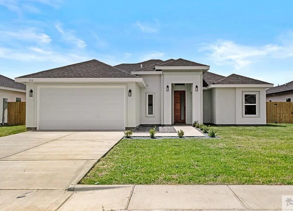 304 Faith Dr in La Feria, TX - Building Photo