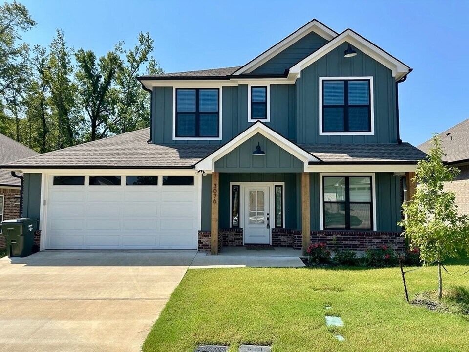 3076 Royal Gdn Rd in Tyler, TX - Building Photo