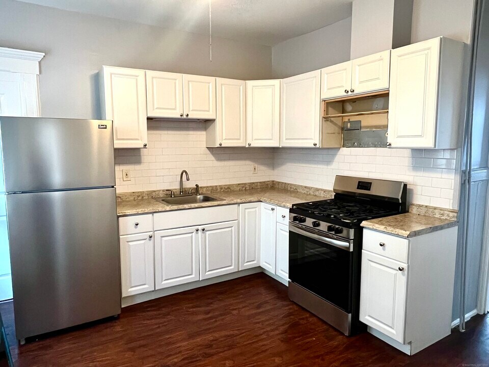 28 Dolsen Pl in Stamford, CT - Building Photo