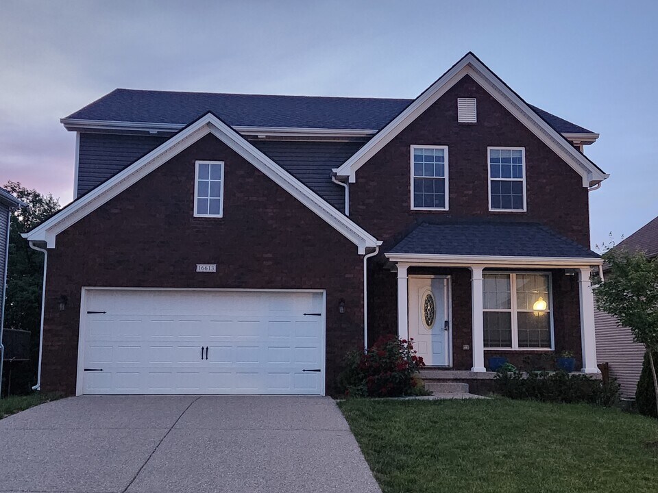 16613 Rockcrest View Ln in Louisville, KY - Building Photo
