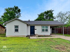 604 Globe Ave in Blue Mound, TX - Building Photo