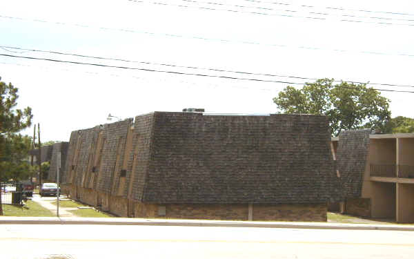 Pioneer Apartments in Irving, TX - Building Photo