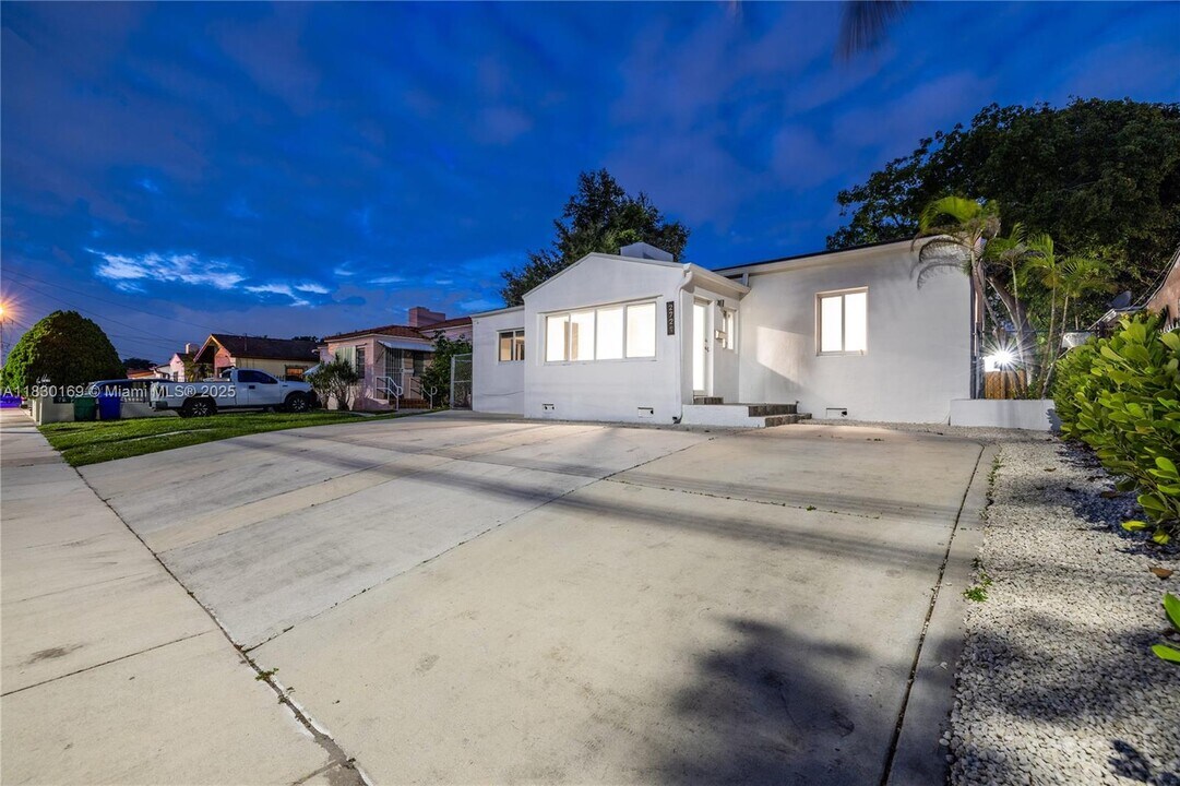 2729 SW 18th St in Miami, FL - Building Photo