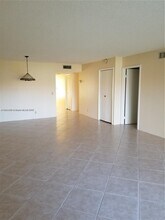 369 Lakeview Dr in Weston, FL - Building Photo - Building Photo