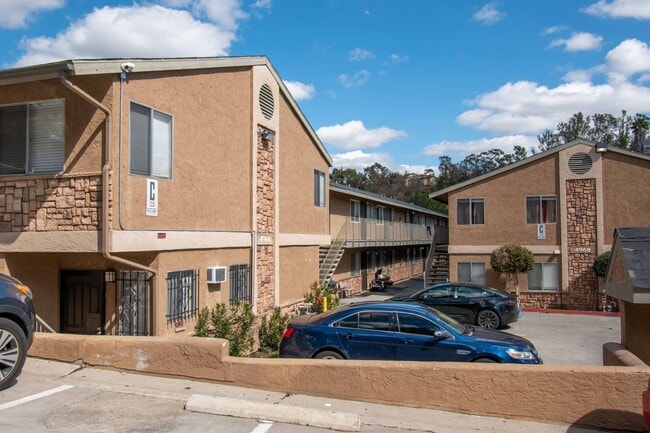4960-4970 Auburn Drive in San Diego, CA - Foto de edificio - Interior Photo