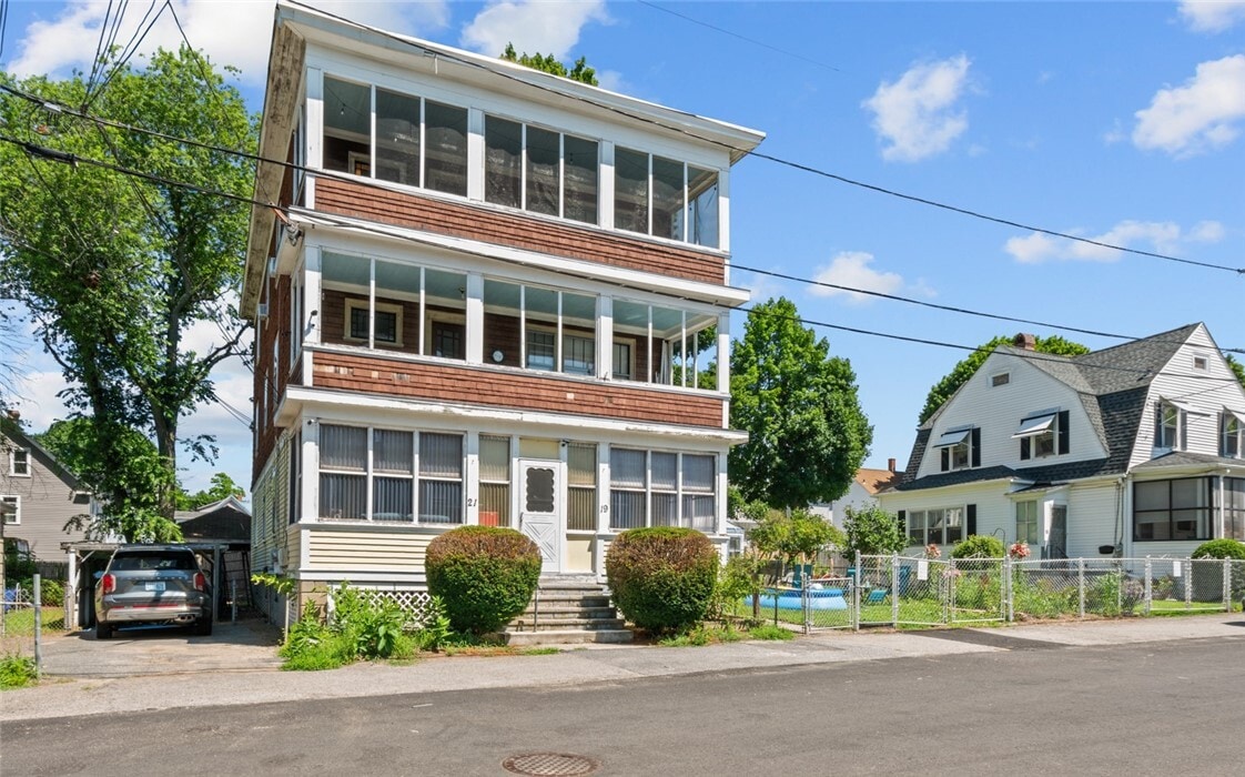 19 Redfern St, Unit 1 in North Providence, RI - Building Photo