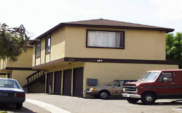 304 W Mountain View Ave in La Habra, CA - Foto de edificio - Building Photo