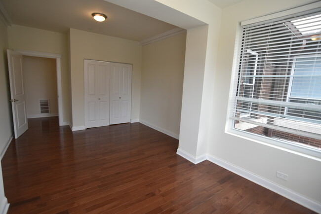 3802 N Pine Grove Ave in Chicago, IL - Building Photo - Building Photo