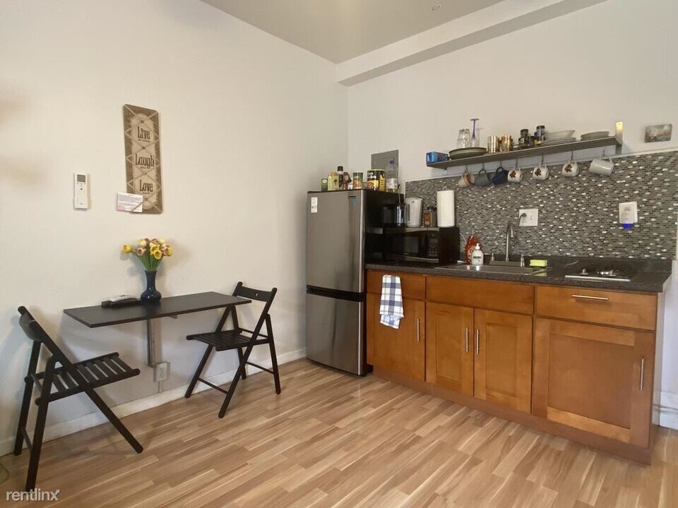 1022 Pine St-Unit -Unit 2R in Philadelphia, PA - Building Photo