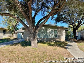 335 Saratoga Dr in San Antonio, TX - Building Photo