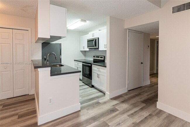 4321 W McNab Rd in Pompano Beach, FL - Building Photo - Building Photo