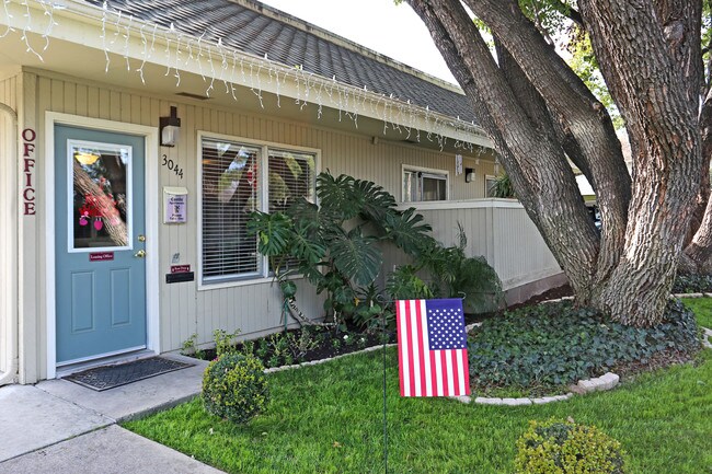 Castle Apartments in Merced, CA - Foto de edificio - Building Photo