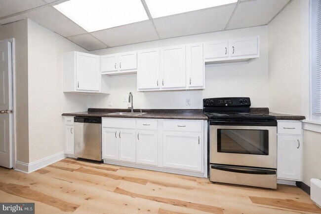 property at 1 S Valley Rd