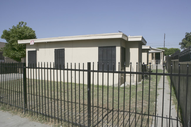 6829 Makee Ave in Los Angeles, CA - Foto de edificio - Building Photo