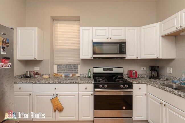 2049 W Fullerton Ave in Chicago, IL - Building Photo - Building Photo