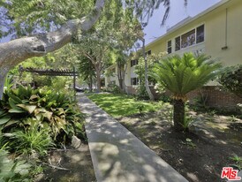 1217 N Crescent Heights Blvd in West Hollywood, CA - Building Photo