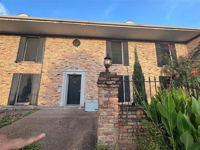 6311 Fondren Rd in Houston, TX - Building Photo - Building Photo