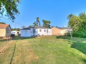 204 E Douglas Dr in Midwest City, OK - Foto de edificio - Building Photo