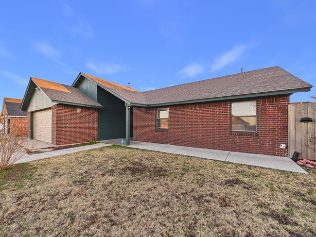 3904 SW Parkridge Blvd in Lawton, OK - Building Photo - Building Photo
