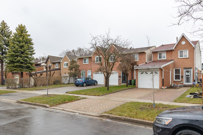 15 Campania Cres in Toronto, ON - Building Photo - Building Photo