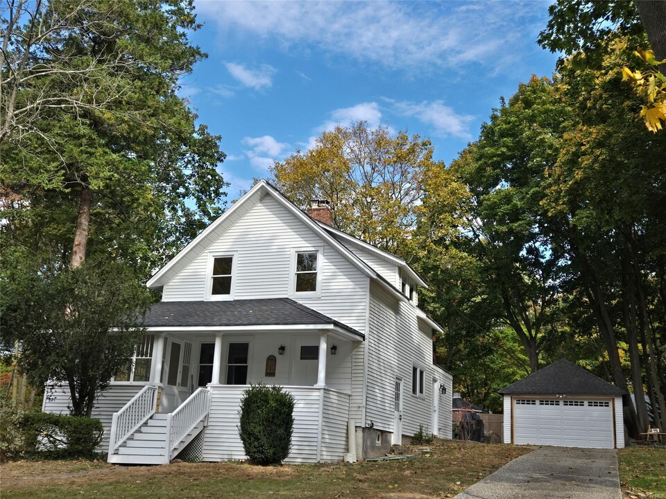 145 N Country Rd in Port Jefferson, NY - Foto de edificio