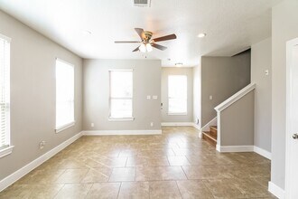3223 Bay Oaks Harbor Dr in Baytown, TX - Foto de edificio - Building Photo
