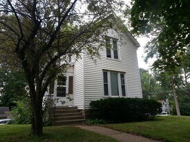 622 W 18th St in Cedar Falls, IA - Building Photo