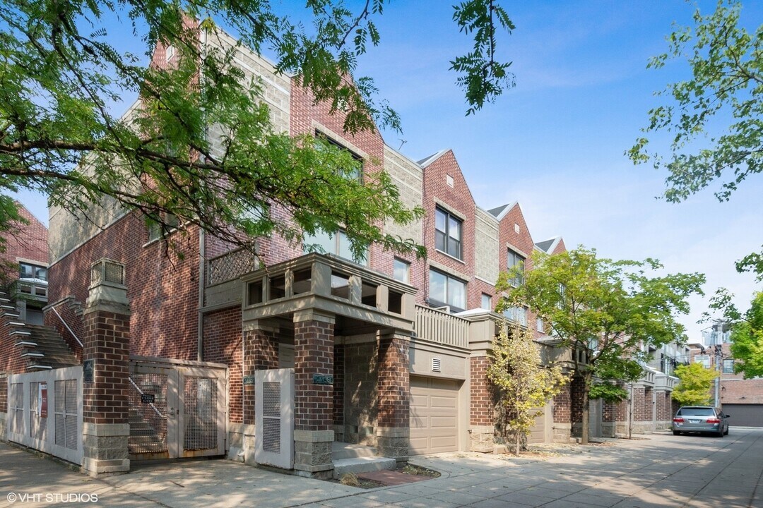2757 N Wayne Ave in Chicago, IL - Building Photo