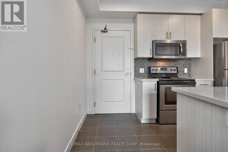 2490 Old Bronte Rd in Oakville, ON - Building Photo - Building Photo