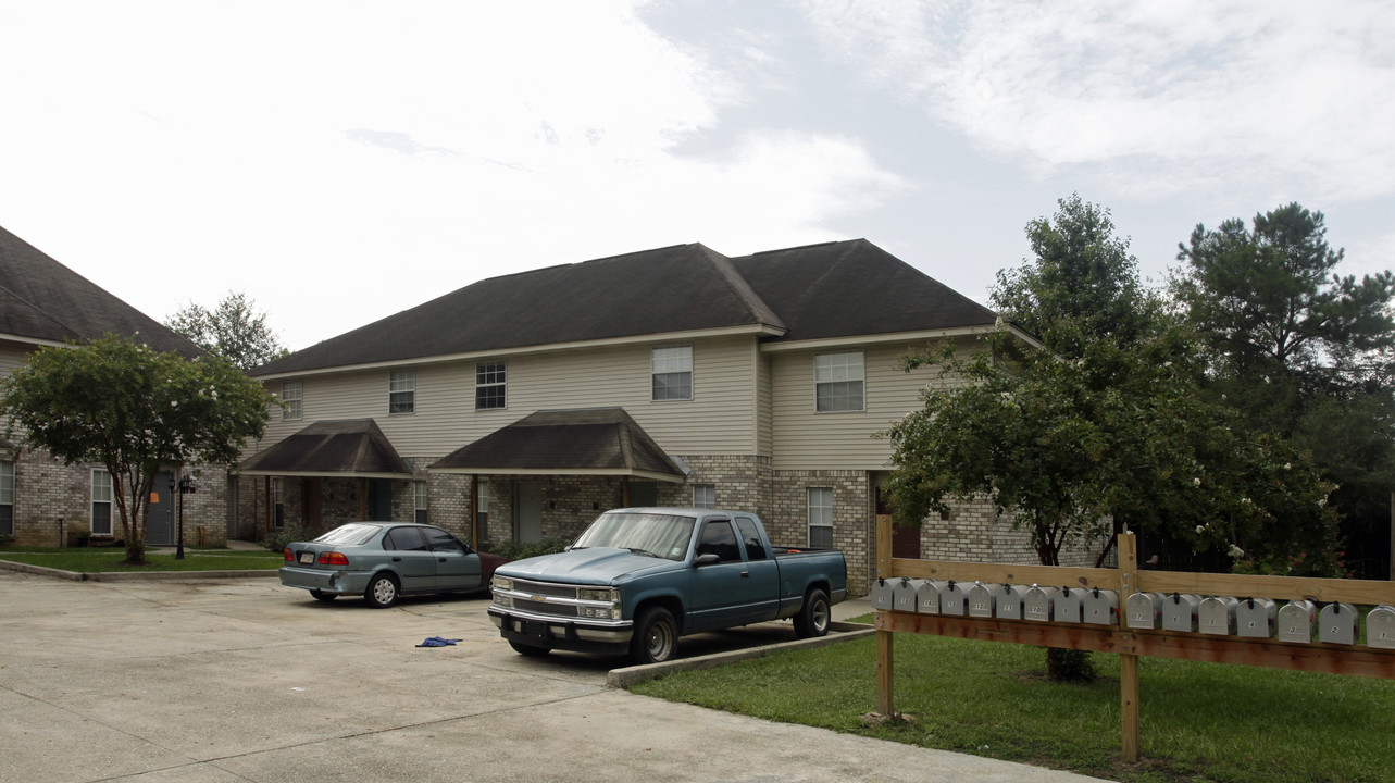 Oak Manor in Slidell, LA - Building Photo