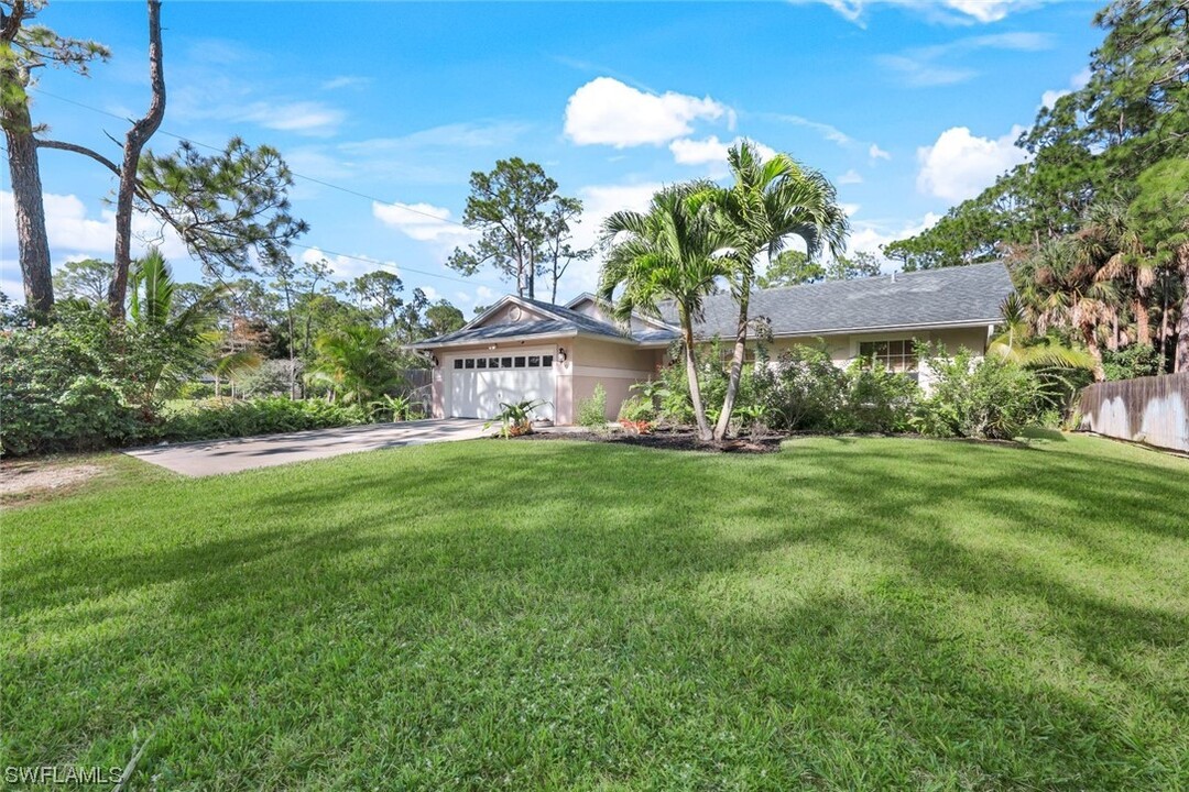 5977 Star Grass Ln in Naples, FL - Foto de edificio