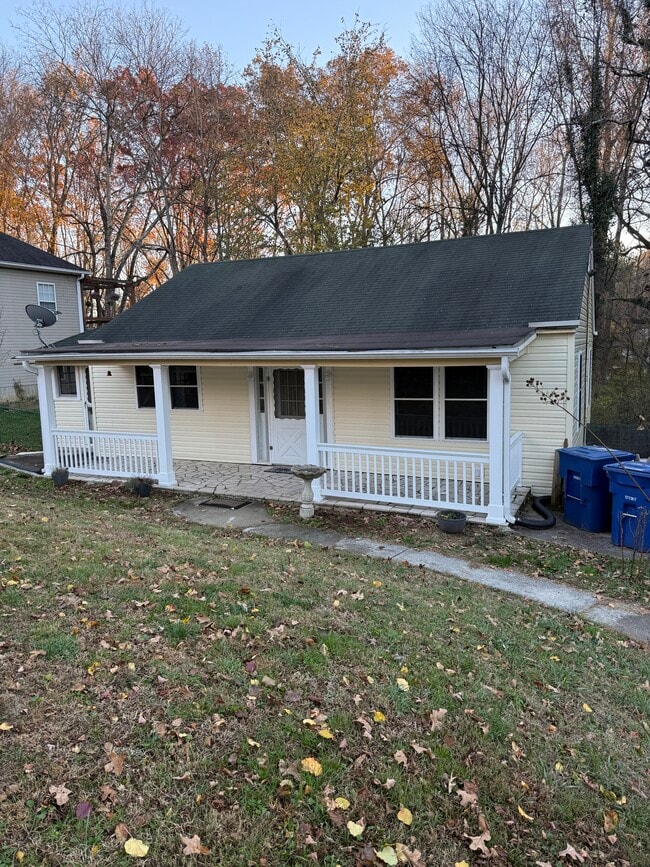 10074 Central Dr in Collegedale, TN - Foto de edificio - Building Photo