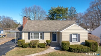 233 Unionville Ave in Plainville, CT - Building Photo