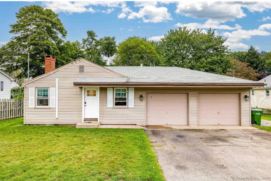 30 Mohican Rd in Old Saybrook, CT - Building Photo