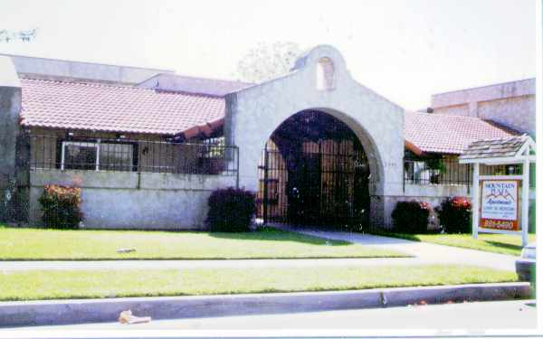 Mountain Plaza Apartments in San Bernardino, CA - Foto de edificio - Building Photo