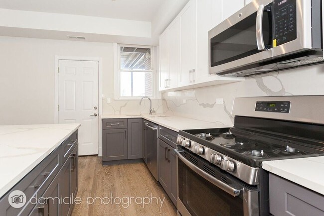 2535-2537 N California Ave, Unit 2 in Chicago, IL - Building Photo - Building Photo