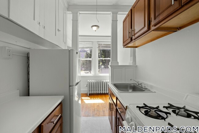 172 Maple St, Unit 303 in Malden, MA - Foto de edificio - Building Photo