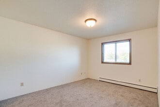 Ridgewood Apartments in Grand Forks, ND - Foto de edificio - Building Photo