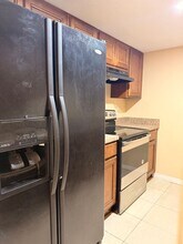 934 N Lake Destiny Rd in Altamonte Springs, FL - Foto de edificio - Building Photo