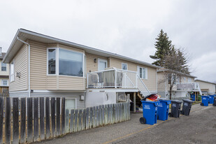 112 Centre Av in Cochrane, AB - Building Photo