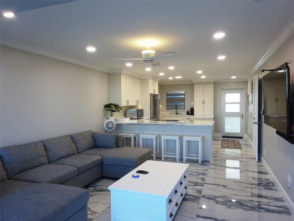 8 Briny Ave in Pompano Beach, FL - Building Photo