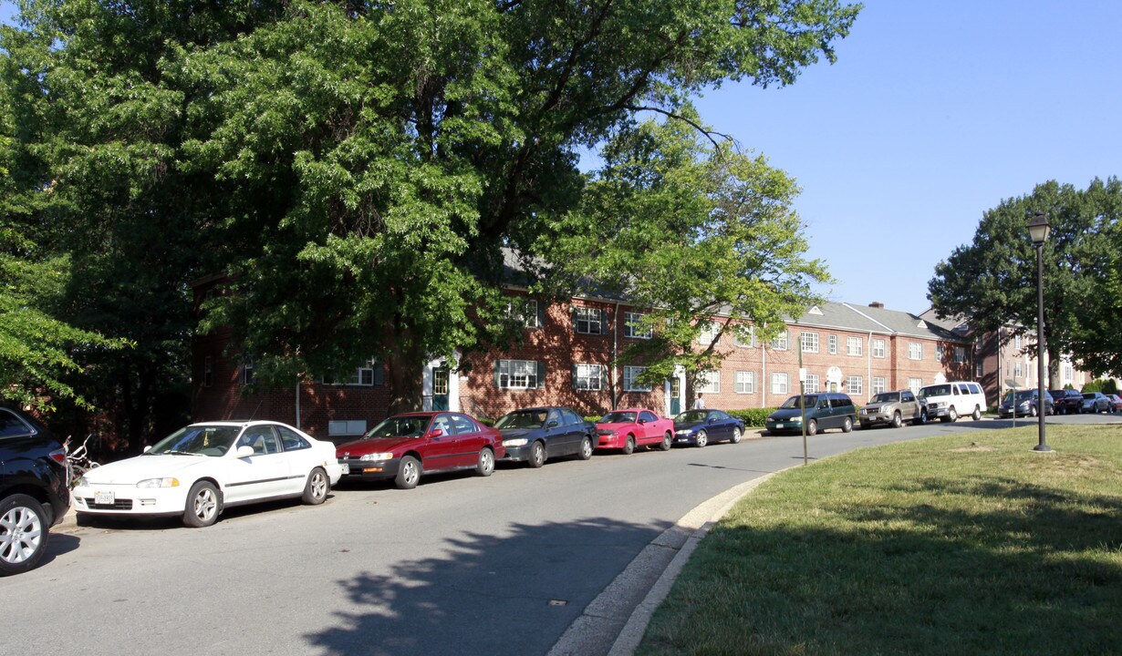 Virginia Gardens Apartments in Arlington, VA - Building Photo